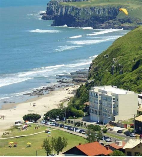 Casa De 2 Quartos Com 2 Ares-Condicionados Em Torres-Rs - Na Mais Bela Praia Gaucha - Cozinha - Banheiro - Tv Smart 32 E Wi-Fi - Estacionamento - Anfitria Superhost No Bnb Villa Bagian luar foto