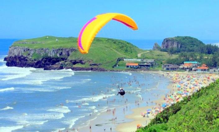 Casa De 2 Quartos Com 2 Ares-Condicionados Em Torres-Rs - Na Mais Bela Praia Gaucha - Cozinha - Banheiro - Tv Smart 32 E Wi-Fi - Estacionamento - Anfitria Superhost No Bnb Villa Bagian luar foto