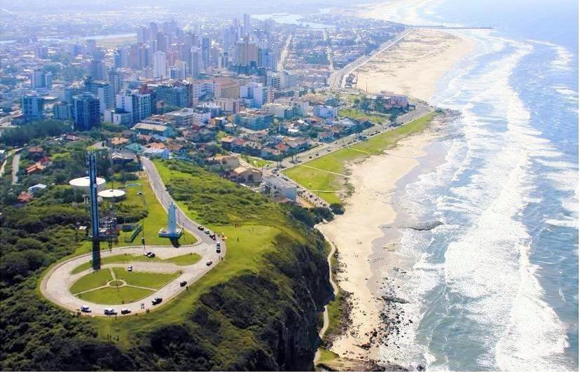 Casa De 2 Quartos Com 2 Ares-Condicionados Em Torres-Rs - Na Mais Bela Praia Gaucha - Cozinha - Banheiro - Tv Smart 32 E Wi-Fi - Estacionamento - Anfitria Superhost No Bnb Villa Bagian luar foto