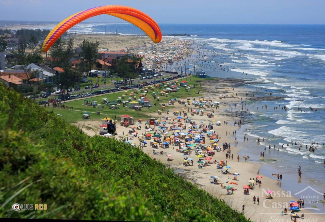 Casa De 2 Quartos Com 2 Ares-Condicionados Em Torres-Rs - Na Mais Bela Praia Gaucha - Cozinha - Banheiro - Tv Smart 32 E Wi-Fi - Estacionamento - Anfitria Superhost No Bnb Villa Bagian luar foto