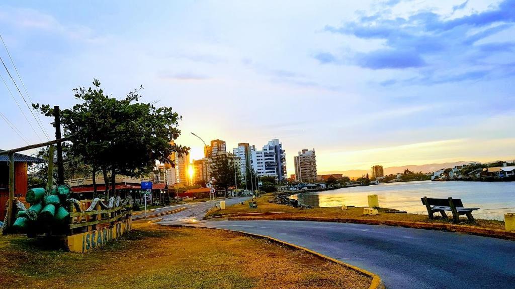 Casa De 2 Quartos Com 2 Ares-Condicionados Em Torres-Rs - Na Mais Bela Praia Gaucha - Cozinha - Banheiro - Tv Smart 32 E Wi-Fi - Estacionamento - Anfitria Superhost No Bnb Villa Bagian luar foto