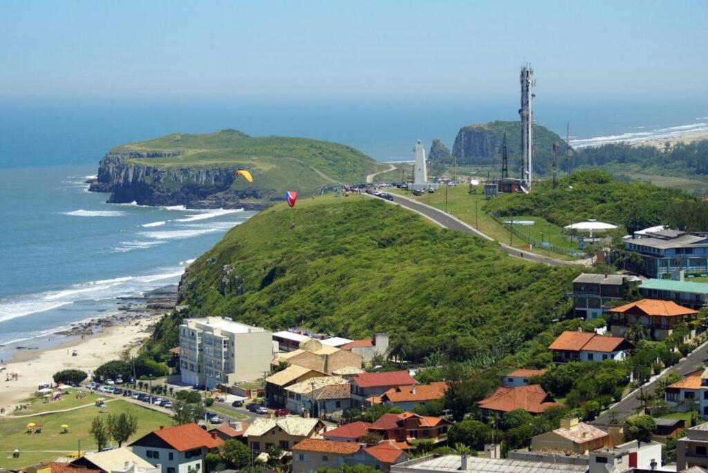 Casa De 2 Quartos Com 2 Ares-Condicionados Em Torres-Rs - Na Mais Bela Praia Gaucha - Cozinha - Banheiro - Tv Smart 32 E Wi-Fi - Estacionamento - Anfitria Superhost No Bnb Villa Bagian luar foto