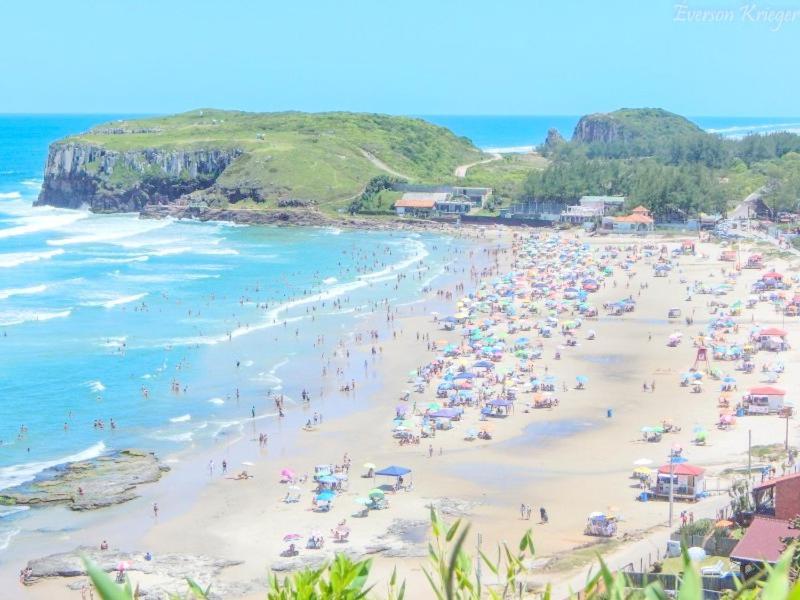 Casa De 2 Quartos Com 2 Ares-Condicionados Em Torres-Rs - Na Mais Bela Praia Gaucha - Cozinha - Banheiro - Tv Smart 32 E Wi-Fi - Estacionamento - Anfitria Superhost No Bnb Villa Bagian luar foto