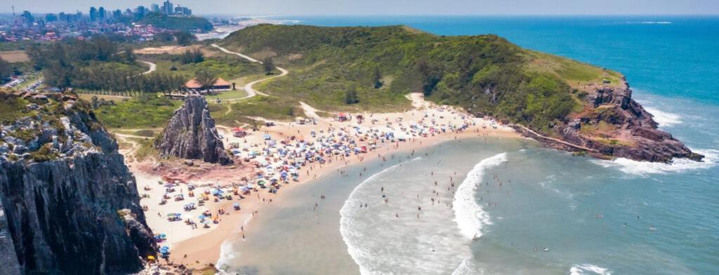 Casa De 2 Quartos Com 2 Ares-Condicionados Em Torres-Rs - Na Mais Bela Praia Gaucha - Cozinha - Banheiro - Tv Smart 32 E Wi-Fi - Estacionamento - Anfitria Superhost No Bnb Villa Bagian luar foto