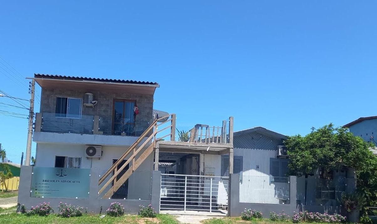 Casa De 2 Quartos Com 2 Ares-Condicionados Em Torres-Rs - Na Mais Bela Praia Gaucha - Cozinha - Banheiro - Tv Smart 32 E Wi-Fi - Estacionamento - Anfitria Superhost No Bnb Villa Bagian luar foto