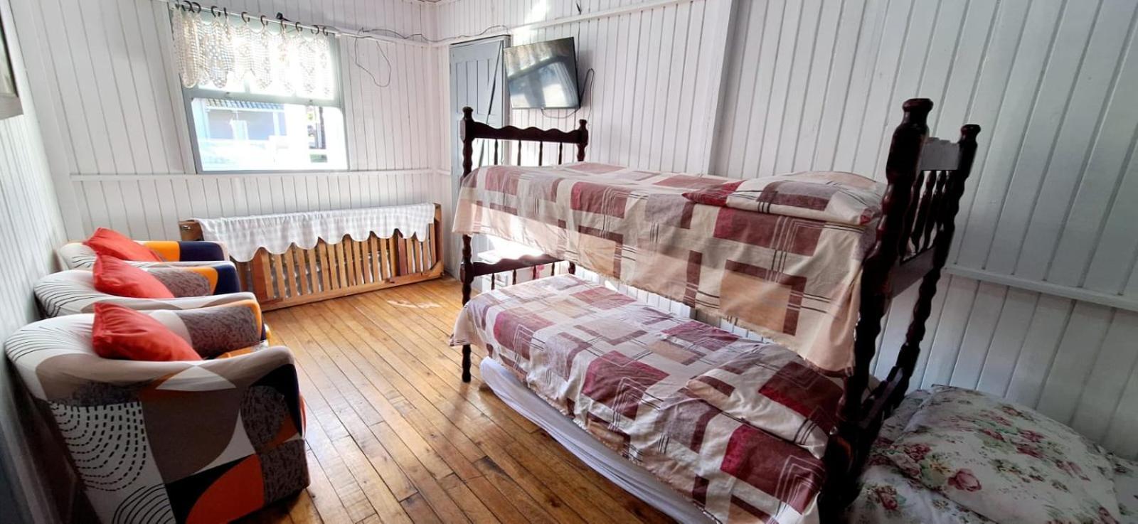 Casa De 2 Quartos Com 2 Ares-Condicionados Em Torres-Rs - Na Mais Bela Praia Gaucha - Cozinha - Banheiro - Tv Smart 32 E Wi-Fi - Estacionamento - Anfitria Superhost No Bnb Villa Bagian luar foto